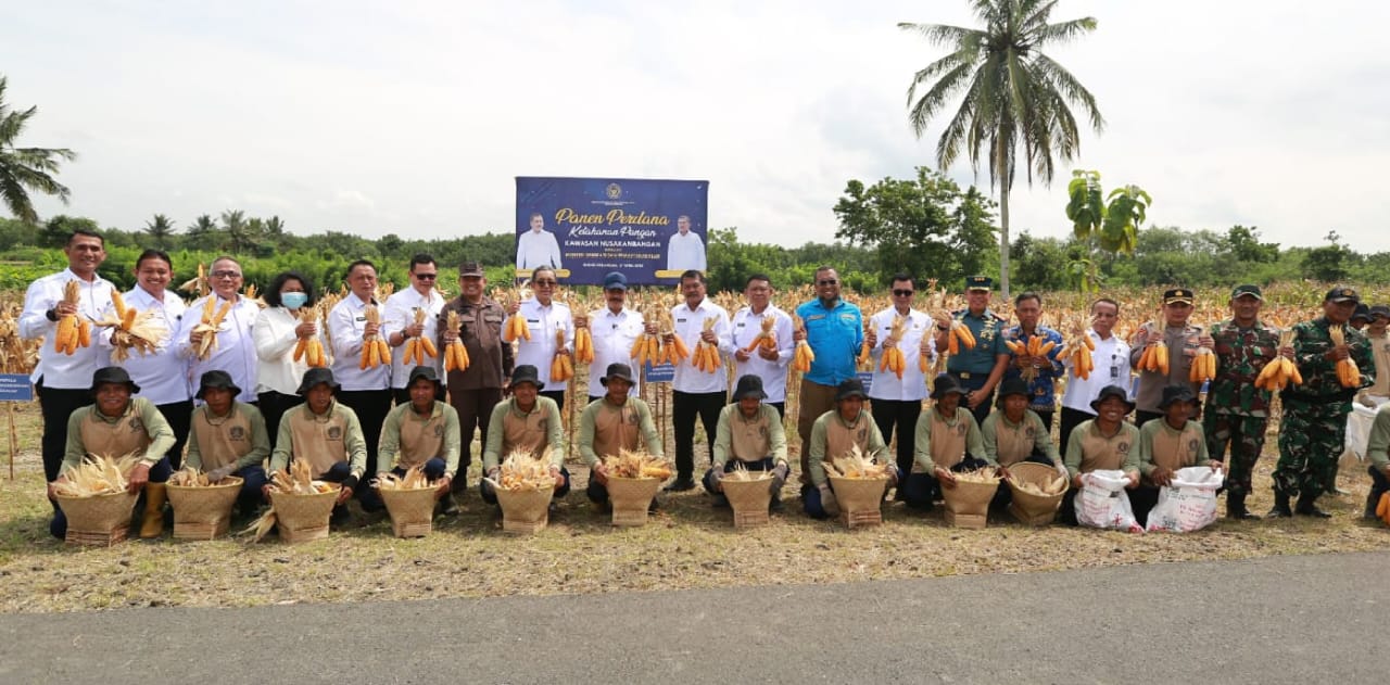 Mentri Imigrasi dan Pemasyarakatan, Agus Andrianto saat menghadiri panen raya jagung di lahan pertanian Lapas Nusakambangan (foto : humaspasnusakambangan/mashuri_beritaformat.com)