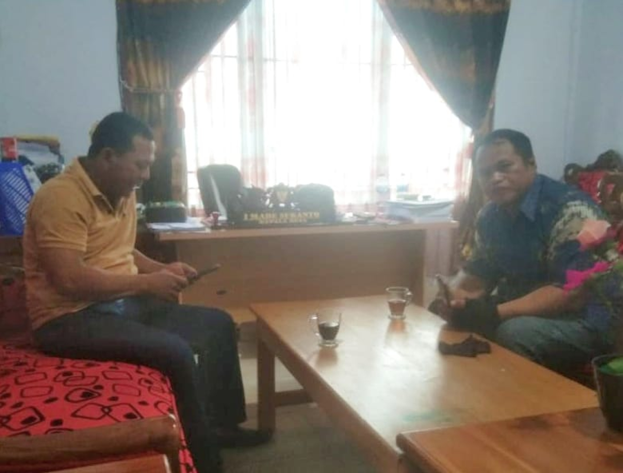 Kades Tolai Timur saat menemui Kepala Kantor Perwakilan beritaformat.com di ruang kerjanya (foto : asri_beritaformat.com)