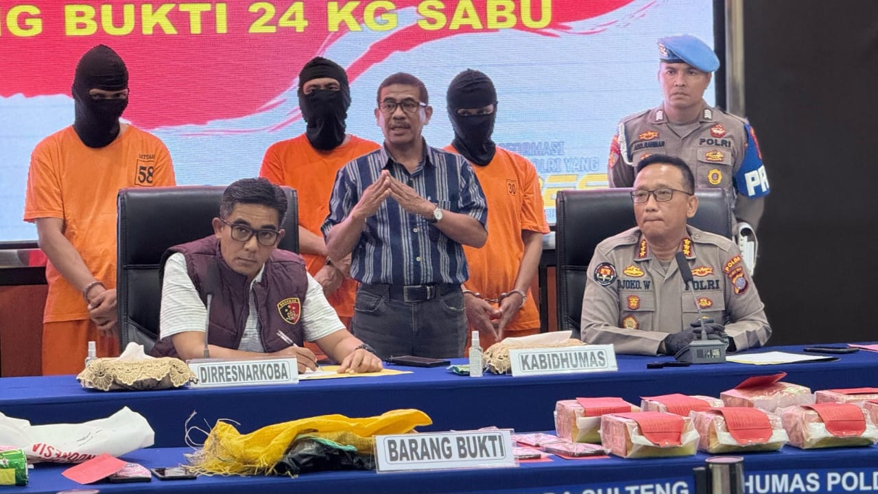 Kabidhumas Polda Sulteng, Kombes Pol. Djoko Wienartono, bersama Dirresnarkoba Polda Sulteng, Kombes Pol. Pribadi Sembiring saat pers rilis hasil pengembangan kasus penangkapan pengedar sabu antar negara (foto : asri_beritaformat.com)