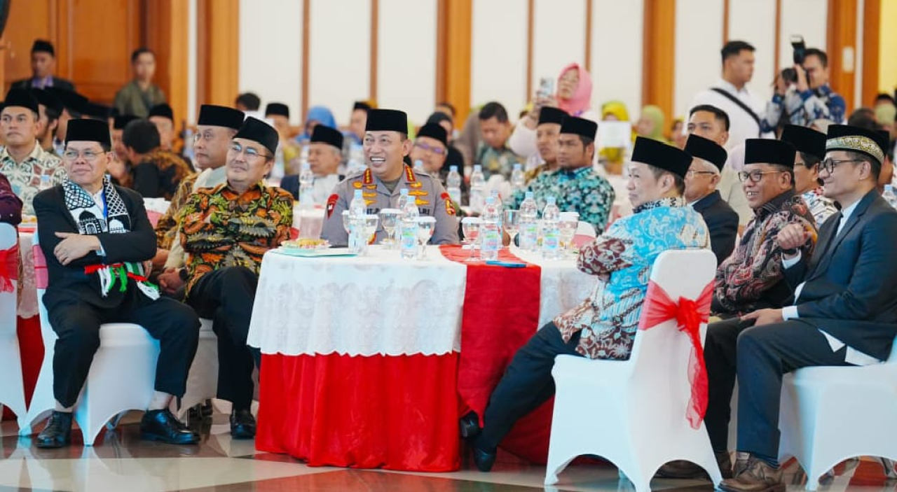 Kapolri Jendral Polisi Listyo Sigit Prabowo ditengah para ulama MUI saat menghadiri acara halal bi halal (foto : humaspolri/asri_beritaformat.com)