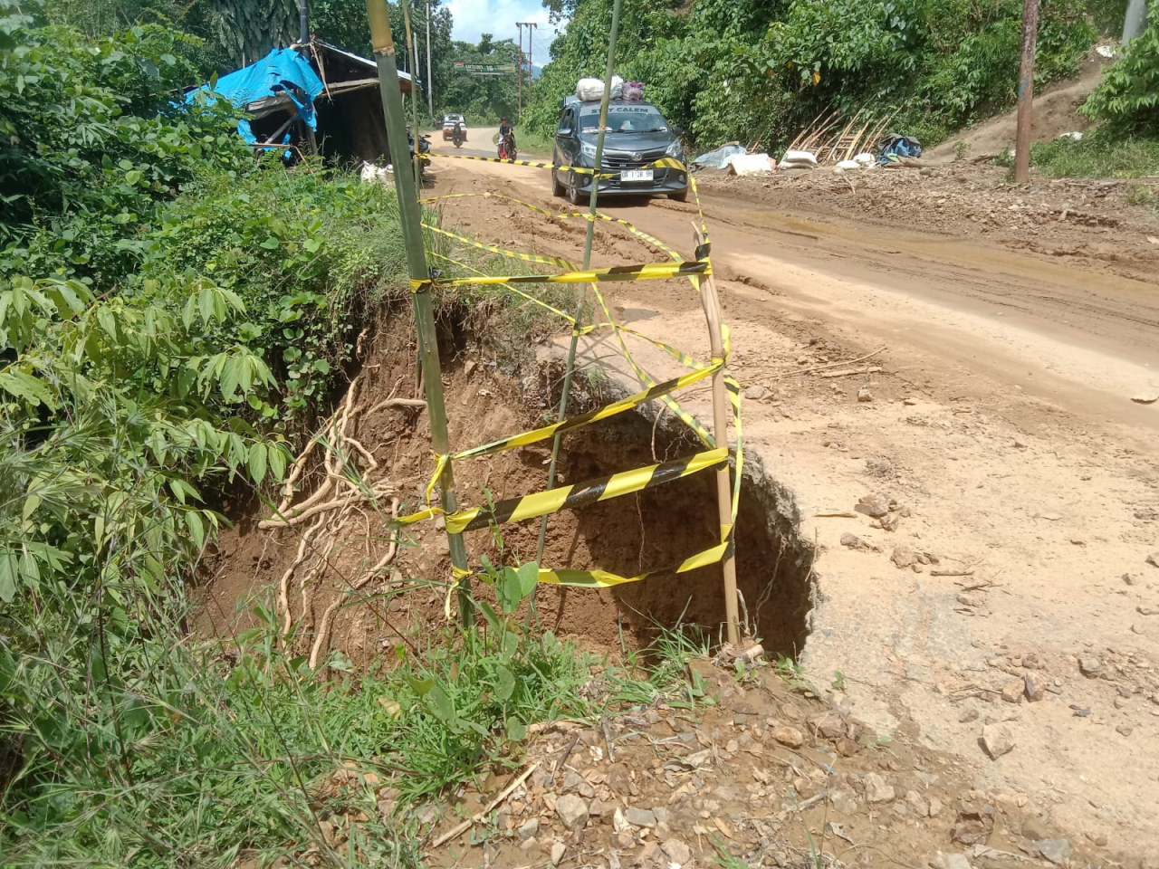 Kondisi jalan trans Sulawesi yang berlokasi di Dusun Sirupa, Desa Sabang, Kecamatan Dampelas kini kian memprihatinkan (foto : agus_beritaformat.com)