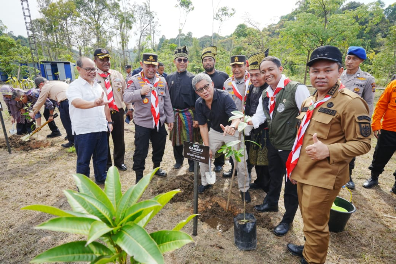 Rocky Gerung (rambut putih tengah) diapit Kapolri Jendral Polisi Listyo Sigit Prabowo dan Mentri Kehutanan Raja Juli Antoni saat menanam pohon secara simbolis (foto : humasmabespolri/asri_beritaformat.com)