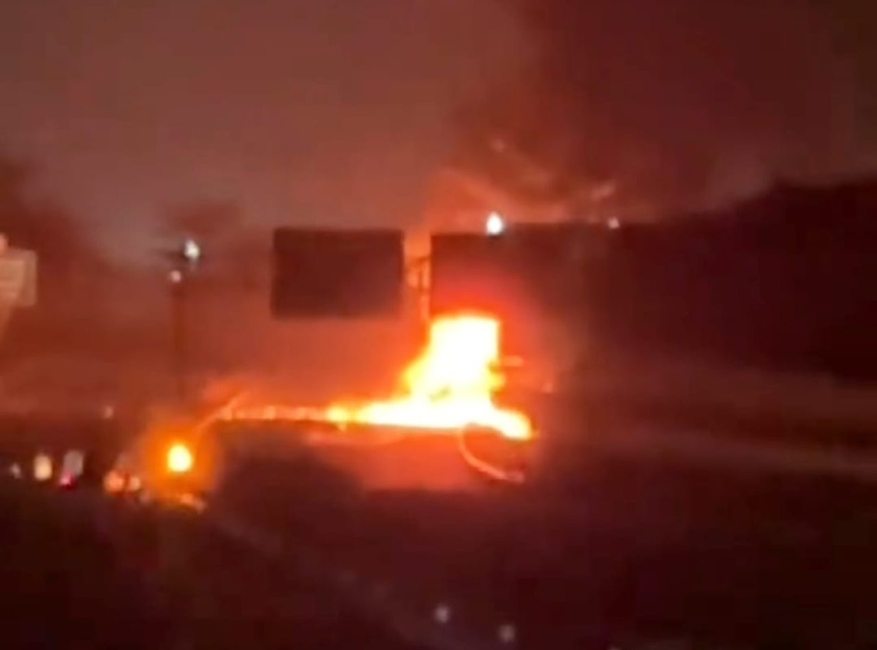 Tampak api menyala membakar Randis Yonif 509 BY/2 Kostrad di KM 774-200 tol Gempol-Pasuruan, pada Senin malam (foto : kiriman warga yang melintas di lokasi kejadian/DnG_beritaformat.com)