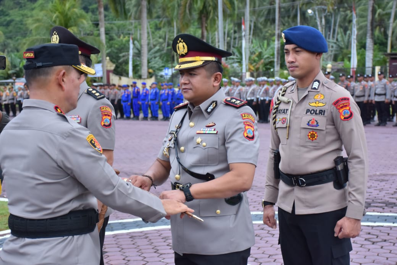 Kapolda Sulteng, Irjen Pol Dr. Agus Nugroho serahkan tongkat komando kepada AKBP Agustina Nugraha untuk melanjutkan estafet kepemimpinan AKBP Jovan Reagan Samual sebagai Kapolres Parigimoutong (foto : humasresparigimoutong/asri_beritaformat.com)