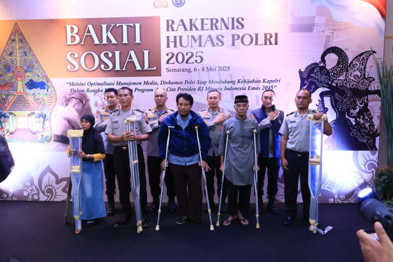 Divhumas Mabes Polri juga membagikan tongkat bantu jalan dan kursi roda bagi penyandang disabilitas sebelum pembukaan Rakernis di Gedung Serbaguna Akpol Semarang (foto : divhumasmabespolri/asri_beritaformat.com)