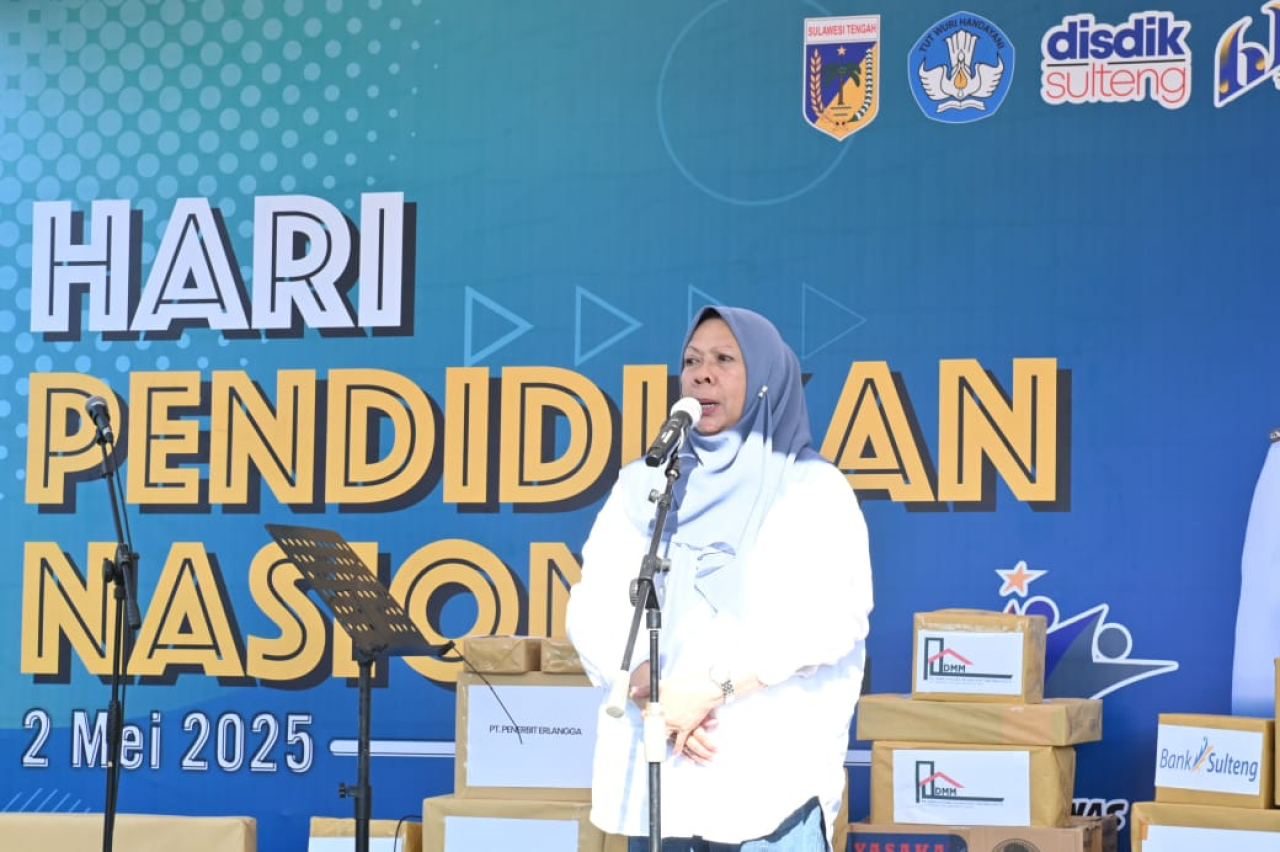 Wagub Sulteng, dr. Reny A. Lamadjido, S.p.PK., M.Kes., memberikan sambutan pada acara jalan sehat peringati hari pendidikan di kota Palu (foto : agus_beritaformat.com)