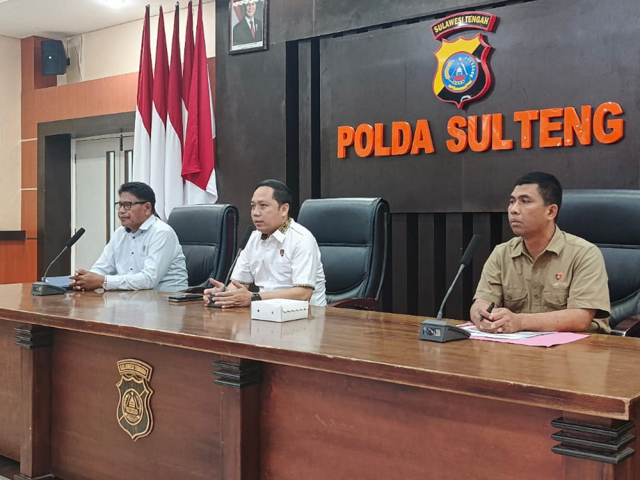 Dirkrimsus Polda Sulteng, Kombes Pol. Fery Nur Abdullah (tengah) memberikan keterangan dihadapan awak media terkait transparansi kinerja untuk memulihkan kepercayaan publik terhadap institusi Polri (foto : dithumaspoldasulteng/asri_beritaformat.com)