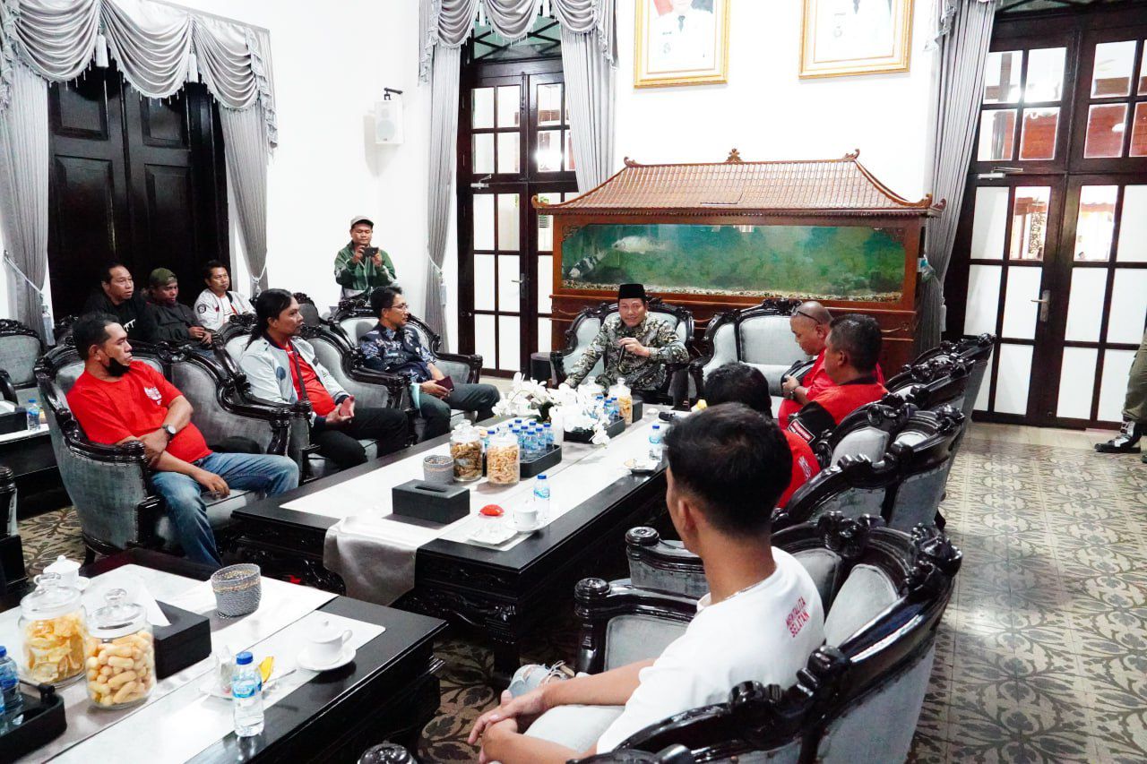 Bupati Sidoarjo, H. Sugandi audiensi dengan managemen suporter Deltras mania di pendopo Kabupaten Sidoarjo (foto : humaskabsidoarjo/mashuri_beritaformat.com)