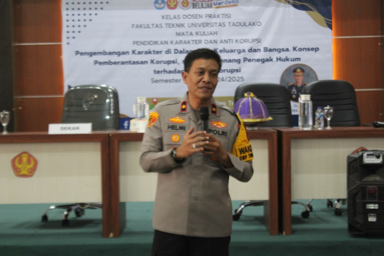 Wakapolda Sulteng, Kombes Pol Dr. Helmi Kwarta Kusuma Putra Rauf, memberikan mata kuliah pendidikan karakter dan anti korupsi kepada sejumlah mahasiswa Untad (foto : dithumaspoldasulteng/asri_beritaformat.com)