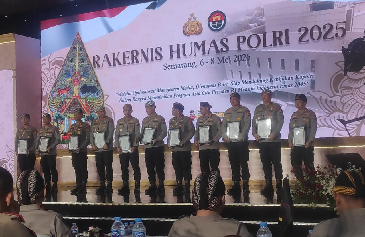 Kabidhumas Polda Sulteng, Kombes Pol Djoko Wienartono saat menerima penghargaan dari Kadivhumas Mabespolri (foto : dithumaspoldasulteng/asri_beritaformat.com)