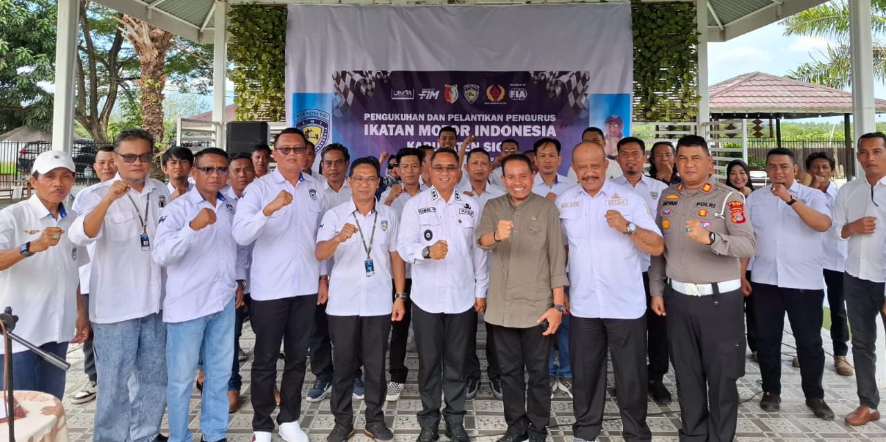Ketua IMI Kab. Sigi, Kompol dr. Chandra Tangol didampingi Bupati Sigi, Samuel Yansen Pongi bersama pengurus IMI Kab. Sigi (foto : agus_beritaformat.com)