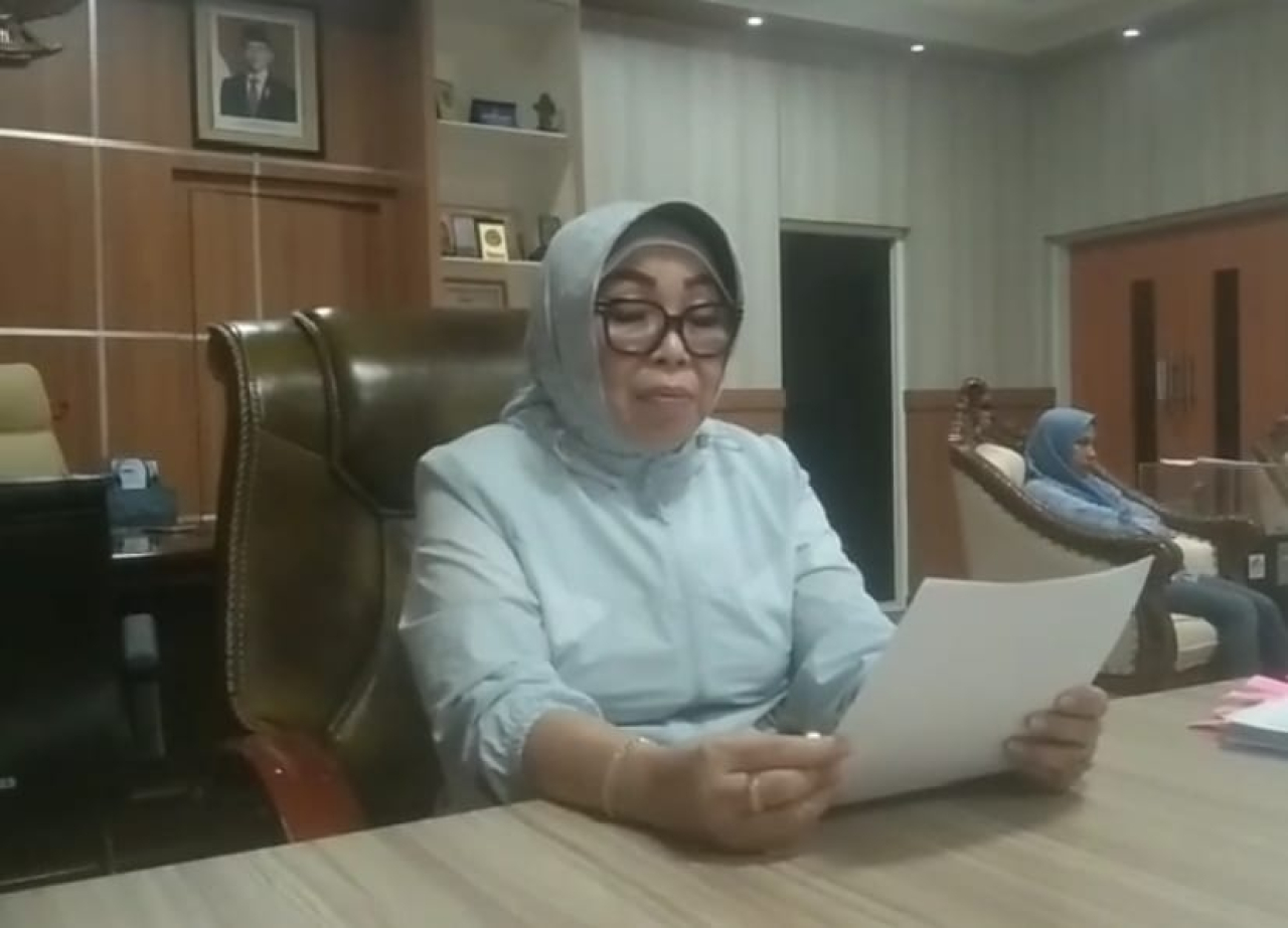 Kepala Dinas Pendidikan Provinsi Sulawesi Tengah, Yudiawati. V. Windarrusliana, SKM., M.Kes., saat memberikan klarifikasi di ruang kerjanya (foto : asri_beritaformat.com)