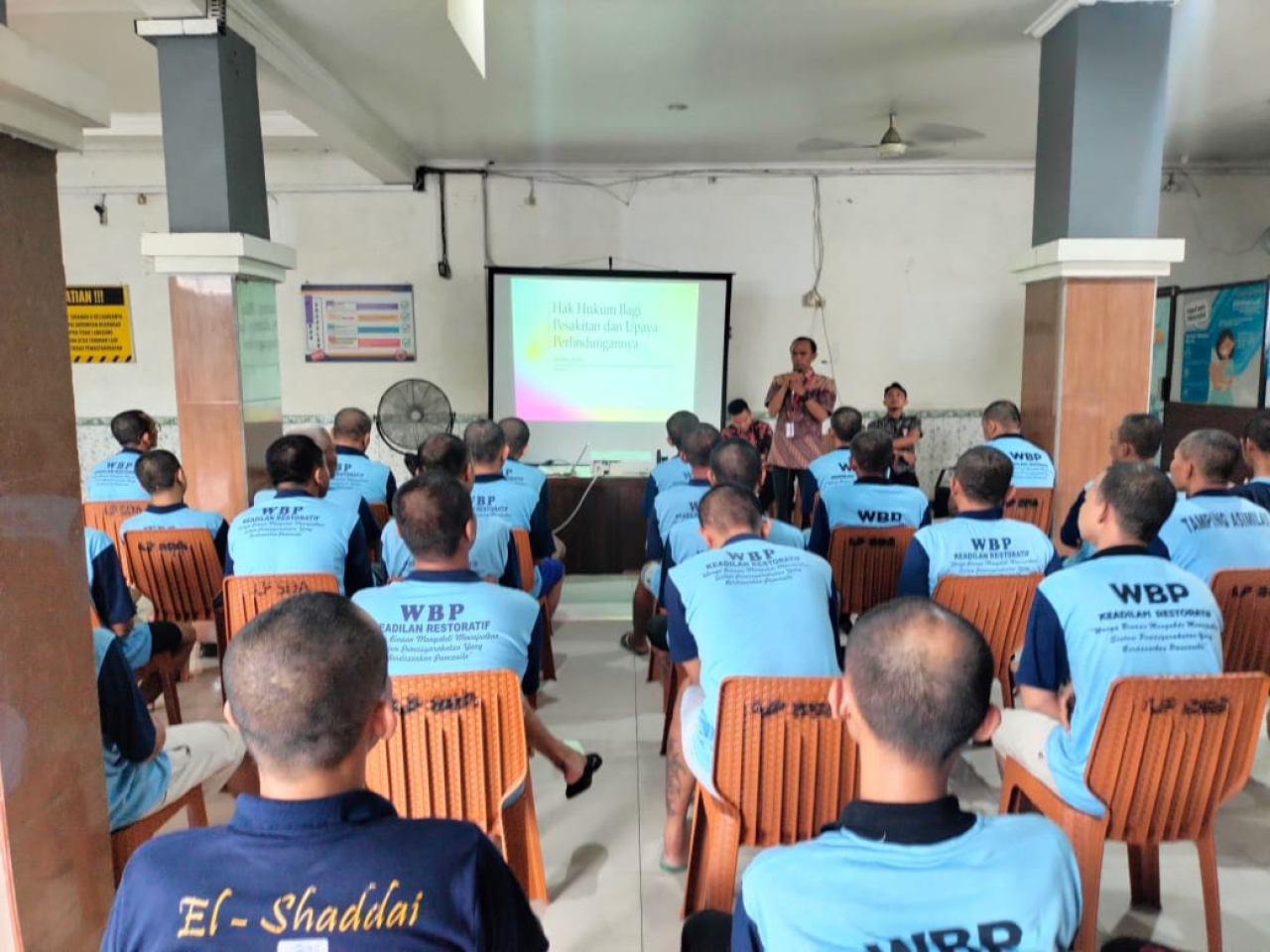 Sejumlah warga binaan pemasyarakatan mengikuti penyuluhan hukum yang digelar di aula kunjungan lapas Kelas IIA Sidoarjo (foto : humaskabsidoarjo/mashuri_beritaformat.com)