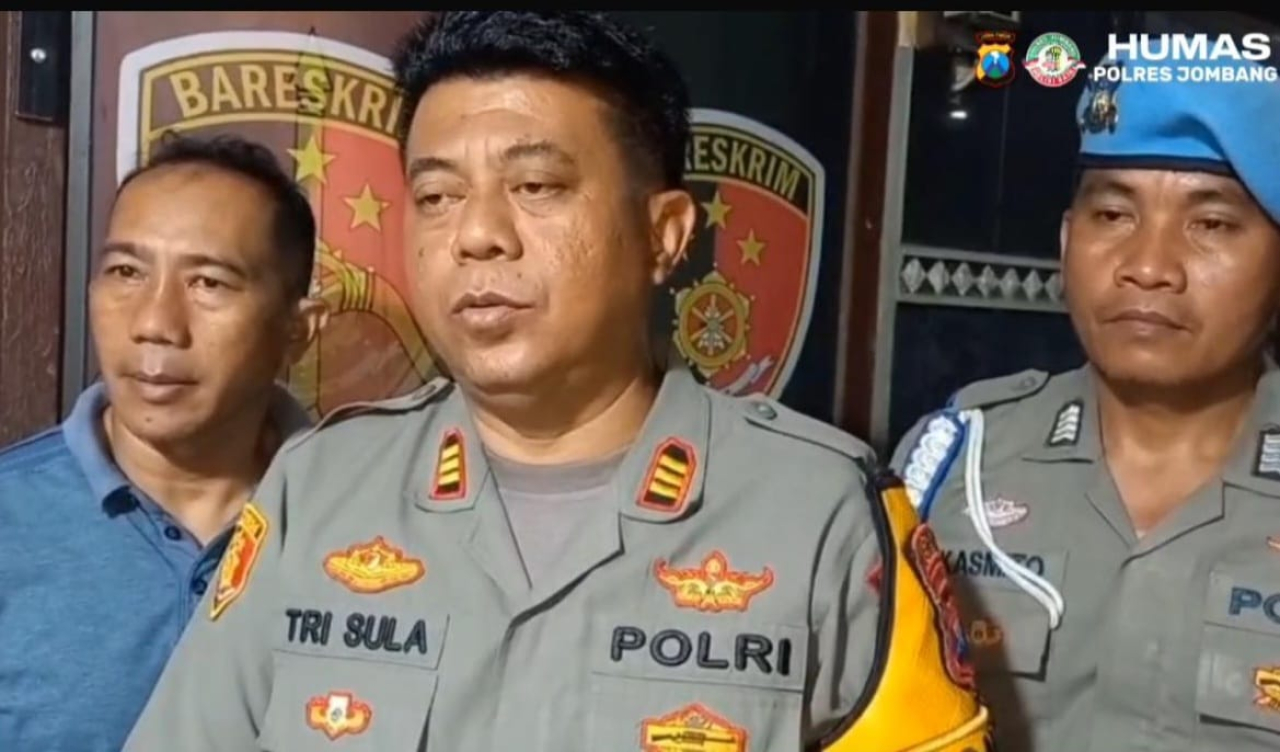 Kapolsek Mojowarno, AKP Tri Sula saat melakukan pers konferen aksi penipuan yang mengatasnamakan anggota Polres Jombang (foto : sulistyowati_beritaformat.com)