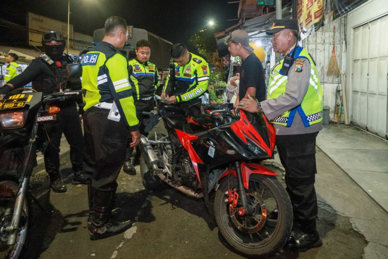 Petugas patroli sepertiga malam Polres Jombang melakukan tindakan untuk pelanggaran kasat mata berupa penilangan (foto : humasresjombang/sulistyowati_beritafornat.com)