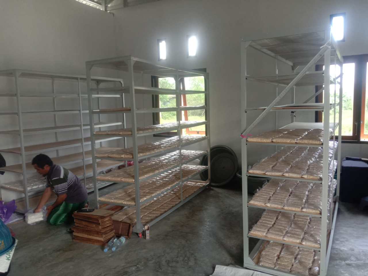 Bantuan rak tempe dari Dinas Tanaman Pangan Holtikultura dan Perkebunan Kabupaten Sigi kepada Poktan Berkah Mandiri (foto : agus/asri_beritaformat.com)