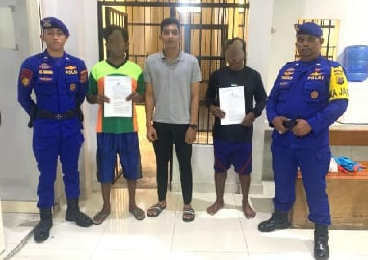 Kedua pelaku yang berhasil diamankan petugas Dirpolairud Polda Sulteng (foto : dithumaspoldasulteng/asri_beritaformat.com)