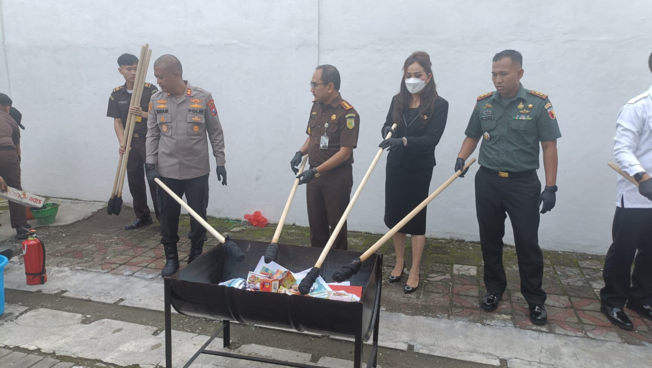 Kejari Mojokerto dan Kapolres Mojokerto melakukan pemusnahan barang bukti (foto : humaskejarimojokerto/erick_beritaformat.com)