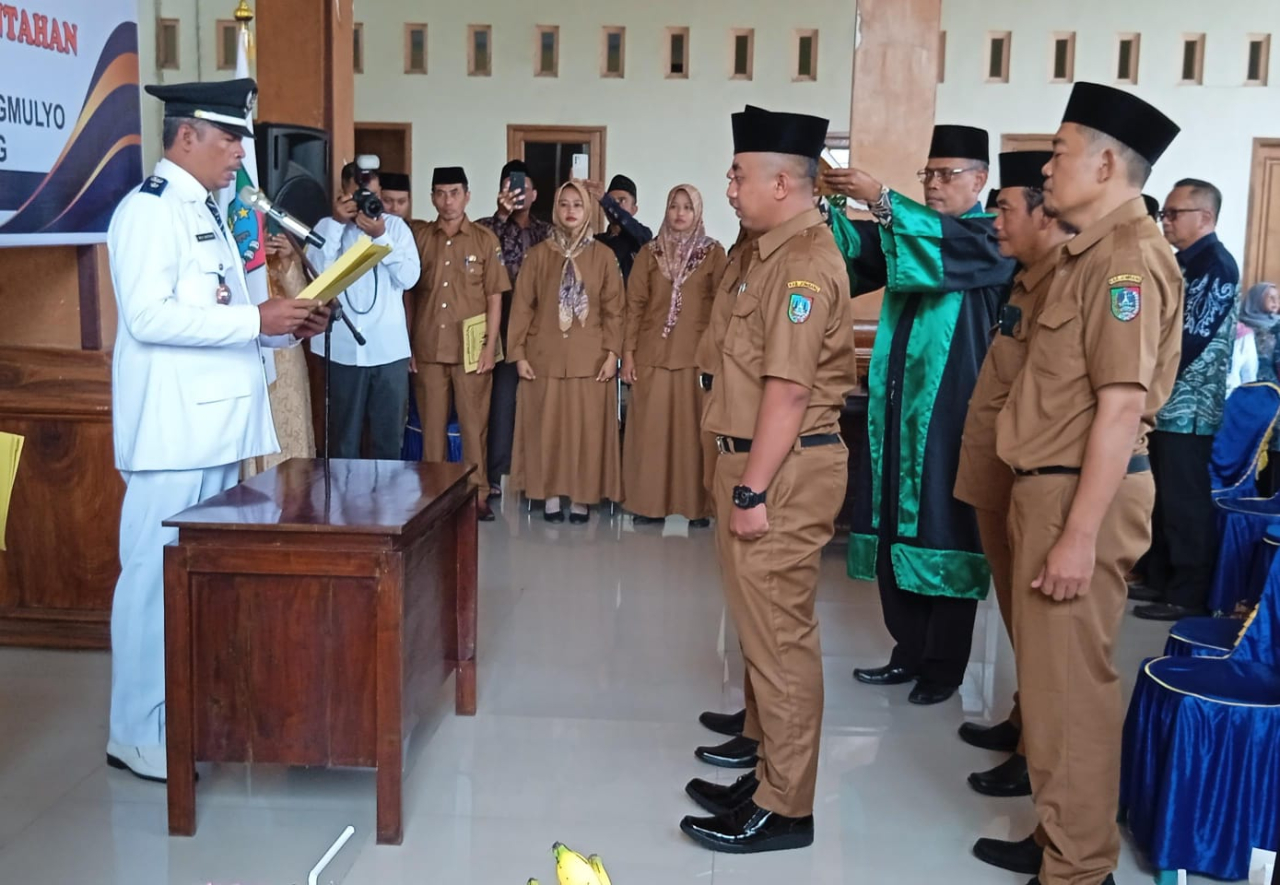 Dua perangkat Desa Tinggar saat diambil sumpah jabatannya (foto : sulistyowati_beritaformat.com)