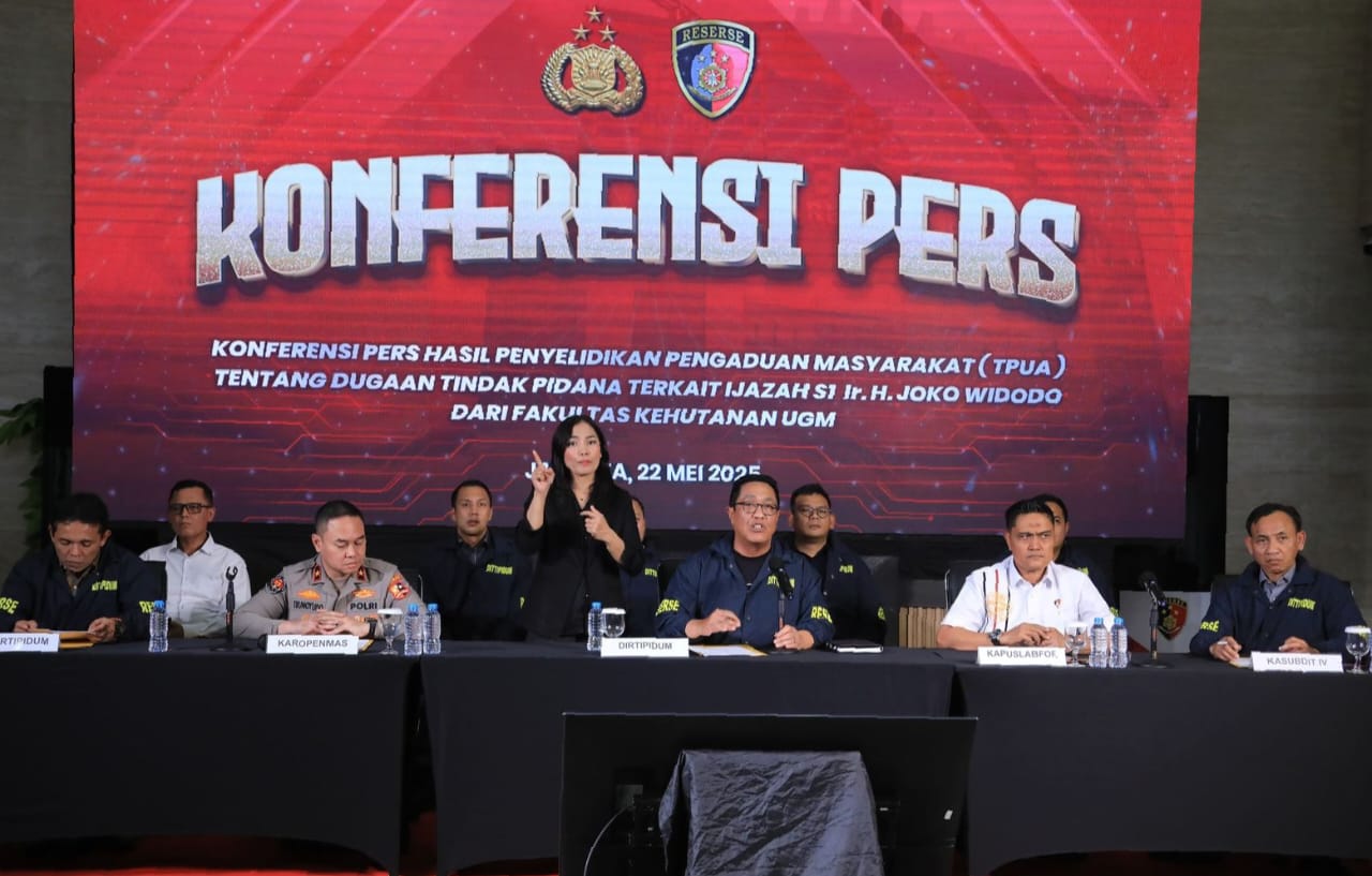 Konferensi Pers oleh Bareskrim Mabes Polri terkait kasus dugaan ijazah palsu mantan Presiden RI Ke 7 l, Ir. H. Jokowidodo (foto : dithumasmabespolri/asri_beritaformat.com)
