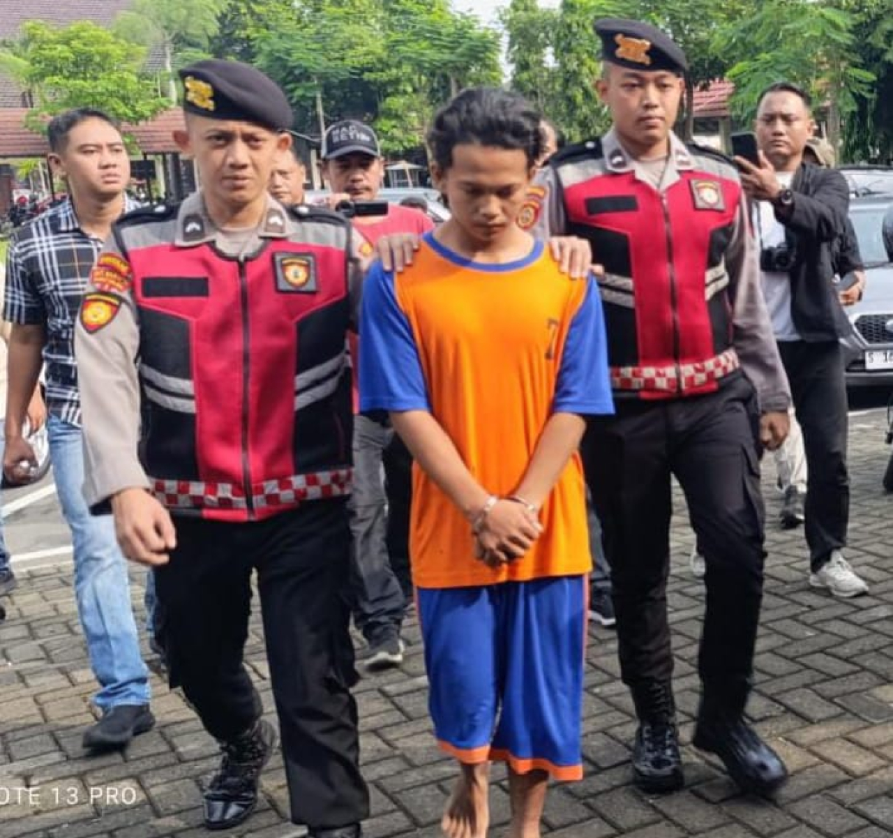 Tersangka AA saat digelandang petugas kembali ke tahanan Mapolres Jombang (foto : sulistyowati_beritaformat.com)