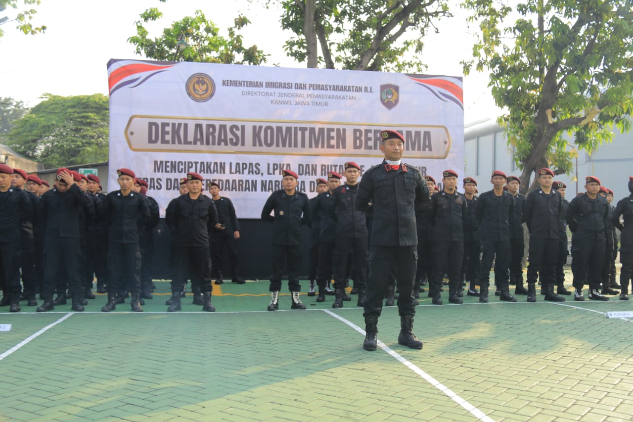 Deklarasi Komitmen Bersama yang dilaksanakan di halaman Kanwil Ditjen Pas Jawa Timur (foto : humaskanwilpasjatim/mashuri_beritaformat.com)