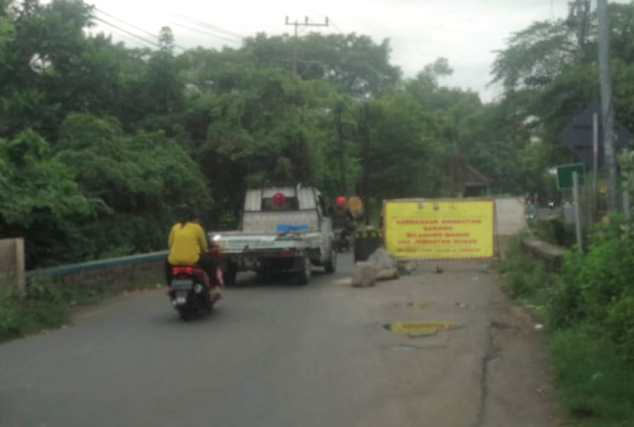 Kondisi jalan yang terputus sebagian masih dilalui oleh kendaraan (foto : sumolewo/beritaformat.com)