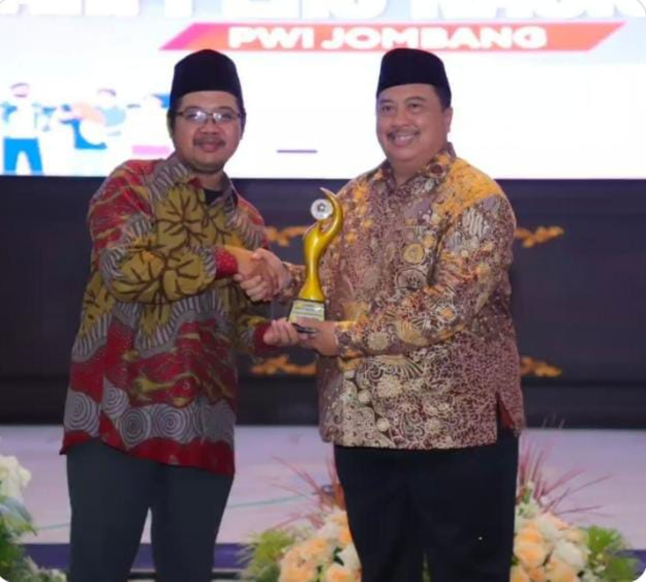 Bupati Jombang, Warsubi saat menerima penghargaan sebagai pemimpin yang kreatif dan inovatif dalam bidang ketahanan pangan oleh PWI Jombang (foto : sulistyowati_beritaformat.com)