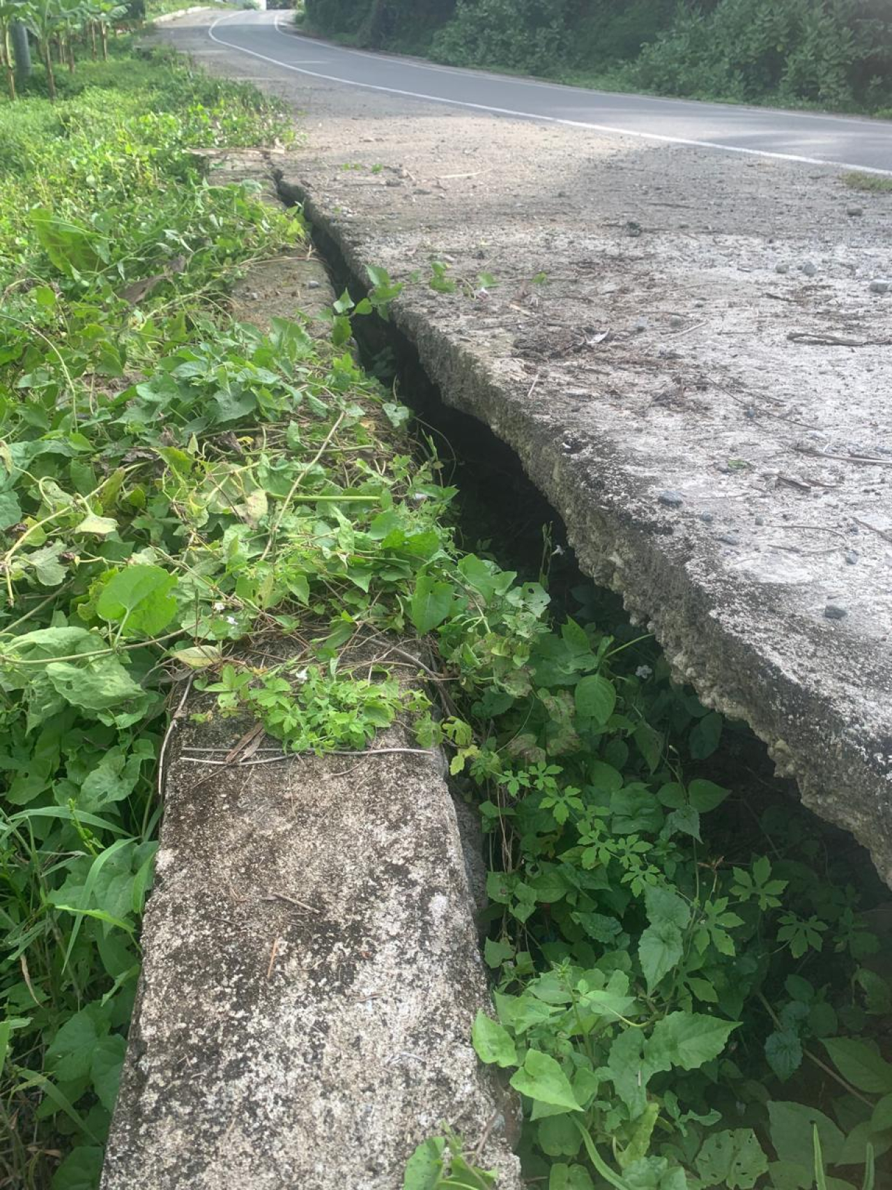 Tampak kerusakan serius pada talud jalan lingkar Kota Sibalaya (Sibalaya-Poi) yang terdokumentasikan awak media (foto : anjasman/asri_beritaformat.com)