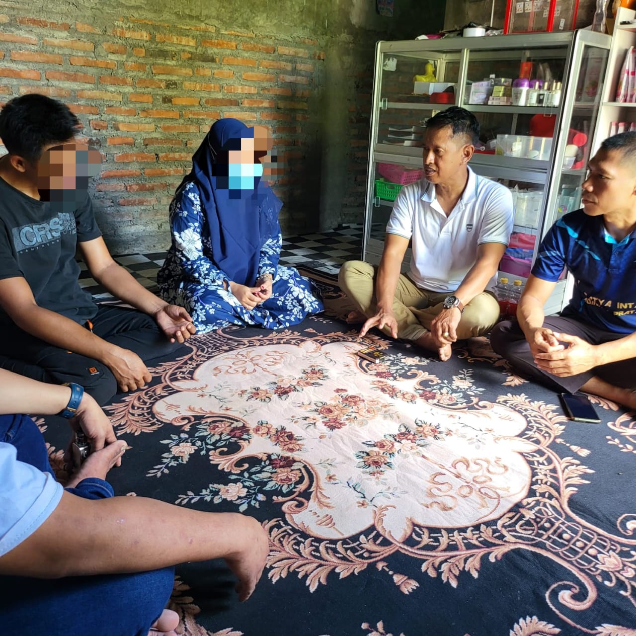 Kapolsek Mojoagung, Kompol Yogas, S.H., (baju putih) saat mengunjungi rumah pelapor (Putri) (foto : humasresjombang/sulistyowati)