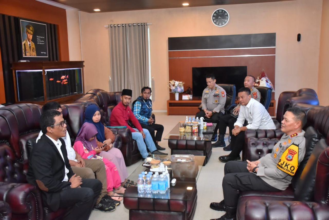 Kapolda Sulteng, Irjen Pol. Dr. Agus Nugroho saat melakukan audiensi di ruang kerjanya terkait kasus kematian Ryan (foto : humaspoldasulteng/asri_beritaformat.com)