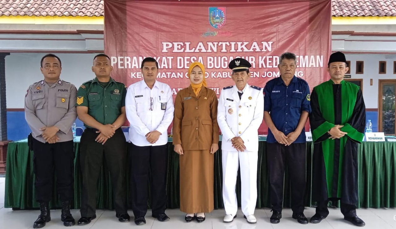 Sesi foto bersama usai pelaksanaan pelantikan Kepala Dusun Kedungsari (foto : sulistyowati_beritaformat.com)