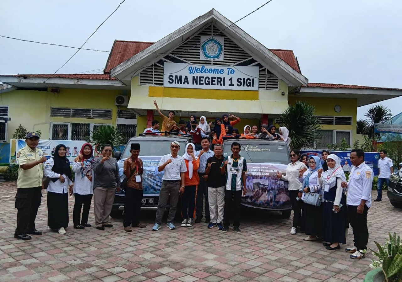 Sejumlah guru dan siswa SMAN 1 Sigi siap berangkat membagikan sembako untuk warga korban banjir di Donggala (foto : humassman1sigi/agus_beritaformat.com)