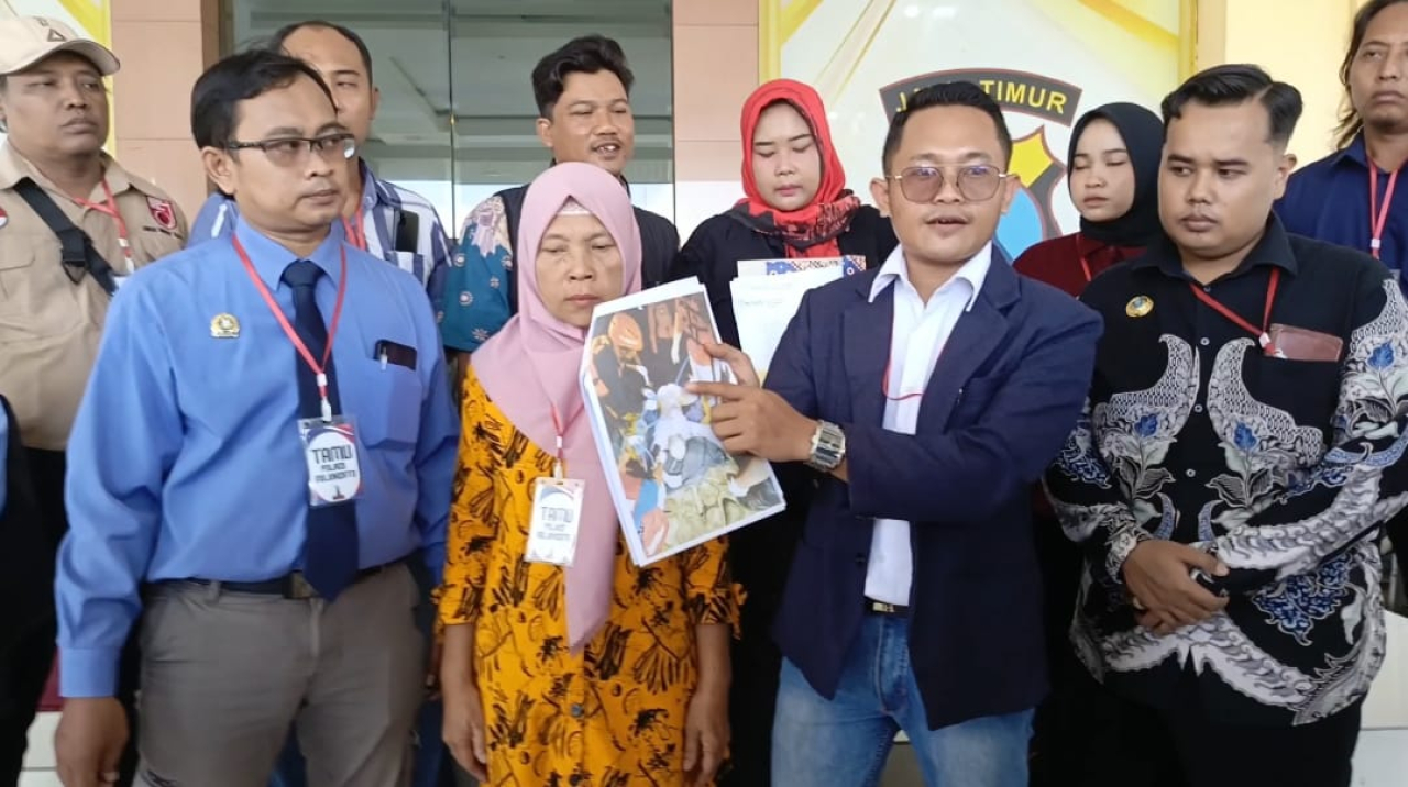 Kuasa hukum keluarga korban saat menunjukkan foto korban usai ditemukan mengambang tak bernyawa di sungai porong (foto : redaksi_beritaformat.com)
