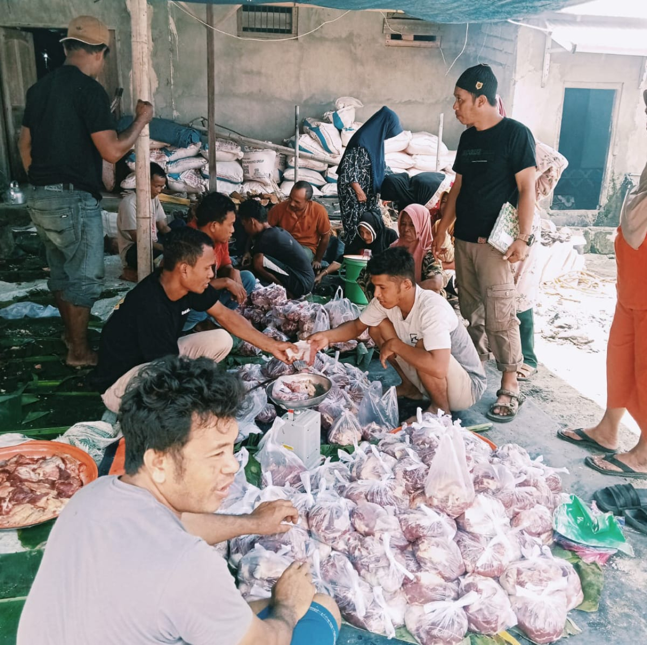 Panitia qurban Desa Rarapandende saat mengemas daging qurban yang akan dibagikan ke warga (foto : anjasman_beritaformat.com)