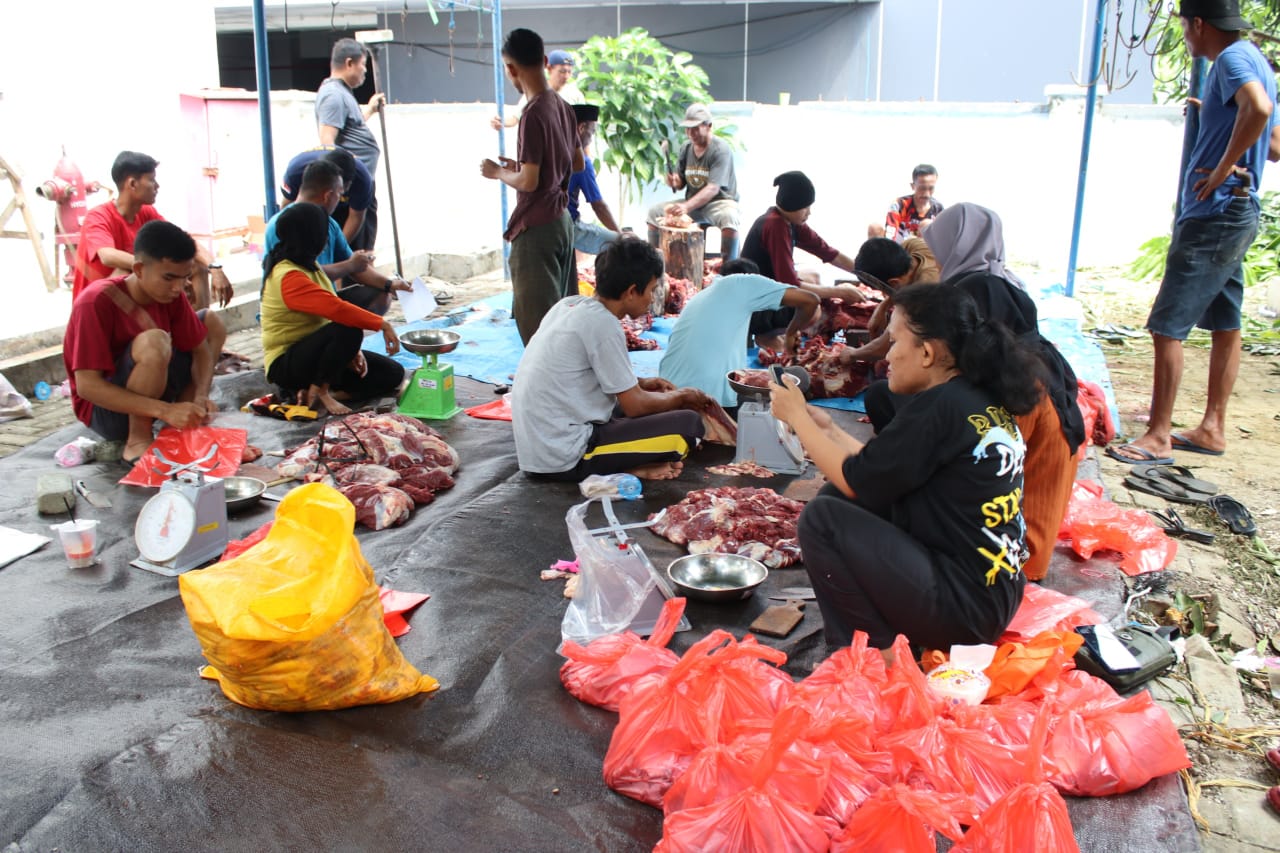 Pegawai Kejati Sulteng saat menimbang dan mengemas paket daging qurban untuk dibagikan kepada warga (foto : anjasman_beritaformat.com)