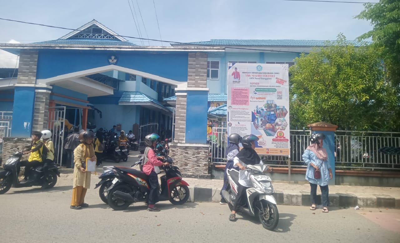 Suasana pendaftaran di SMKN 1 Tolitoli (foto : agus_beritaformat.com)