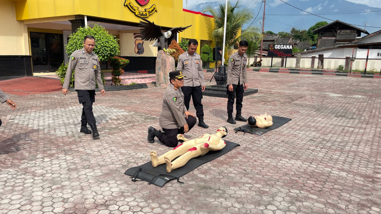 Para instruktur memberikan materi pertolonga pertama menggunakan boneka manekin (foto : bidhumaspoldasulteng/asri_beritaformat.com)
