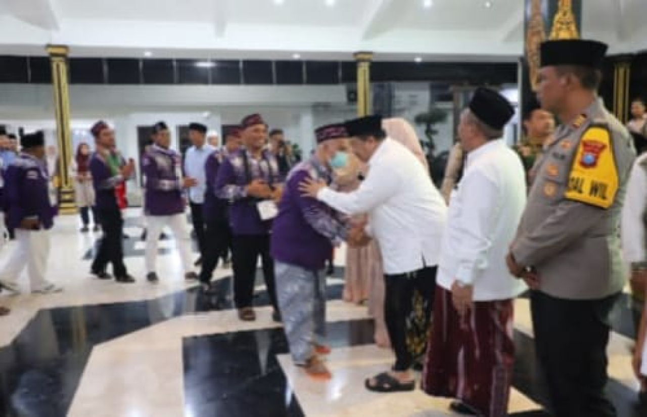 Warsubi saat menyambut kedatangan jamaah haji kloter 19 Kabupaten Jombang (foto : sulistyowati_beritaformat.com)
