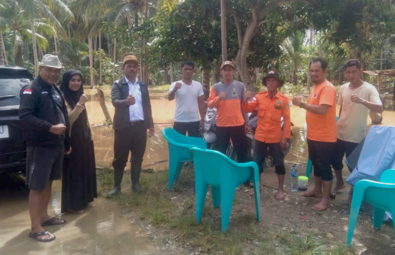 Camat Bolano bersama BPBD dan relawan saat meninjau lokasi terdampak banjir (foto : asri_beritaformat.com)