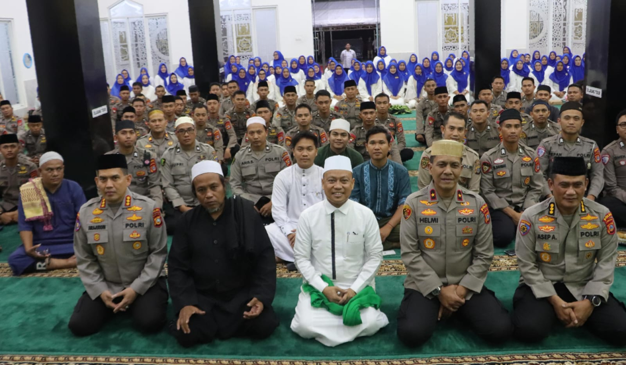 Wakapolda Sulteng, Brigjen Pol. Dr. Helmi Kwarta Kusuma Putra Rauf, bersama Ustad Das’ad Latif, S.Sos., S.Ag., Ph.D, dan anggota jajaran Poda Sulteng usai mengikuti takziah (foto : bidhumaspoldasulteng/asri_beritaformat.com)