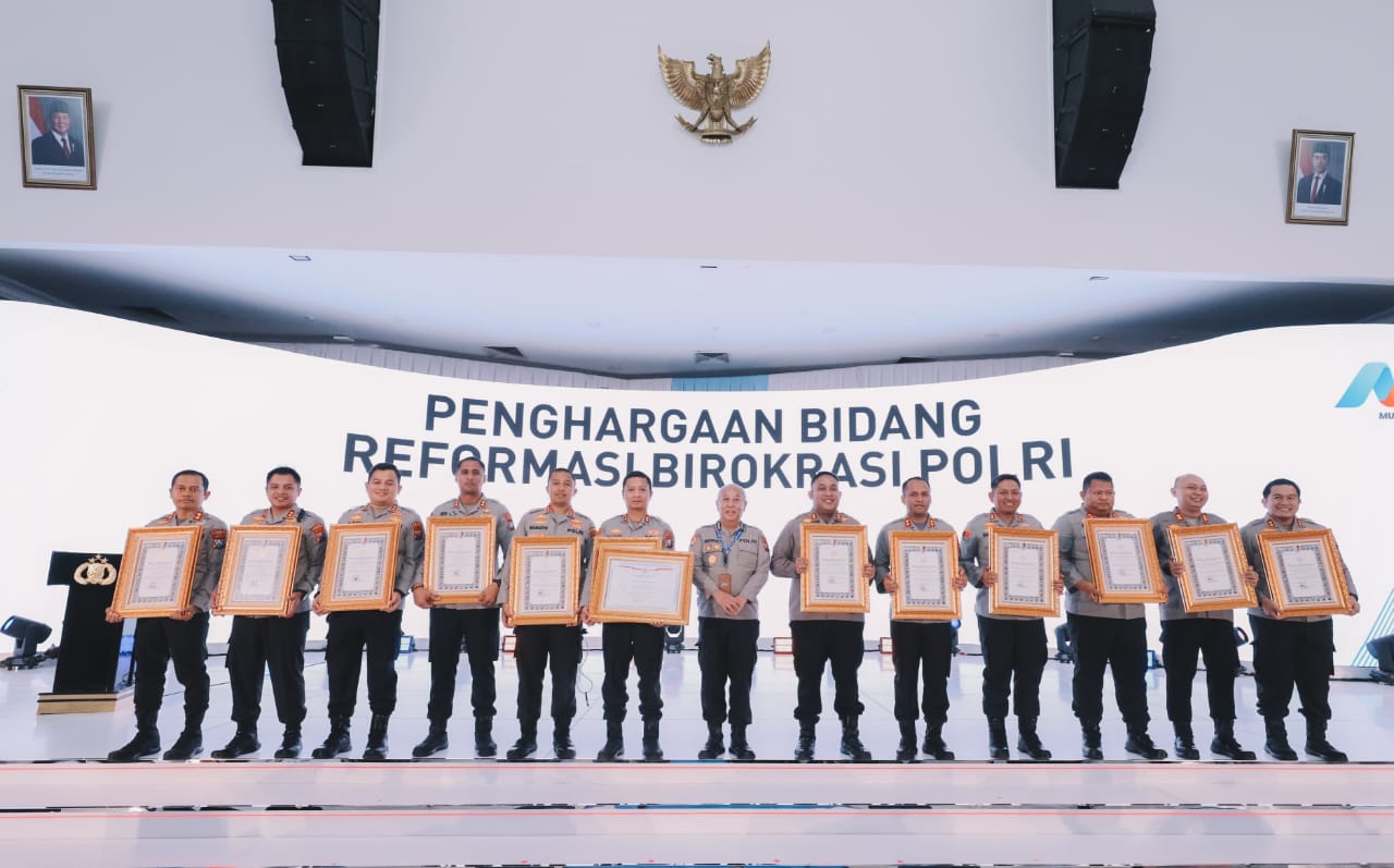 Kapolres Jombang, AKBP Ardi Kurniawan (tiga dari kiri) saat menerima penghargaan unit pelayanan publik terbaik dari Kapolri (foto : penmasresjombang/sulistyowati_beritaformat.com)