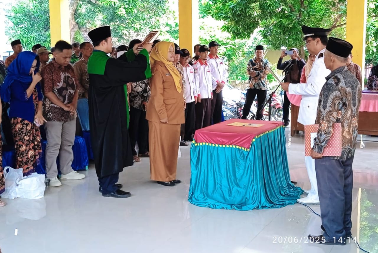 Izrotul Awalitah saat diambil sumpah jabatan oleh Kepala Desa Tanggungan (foto : sulistyowati_beritaformat.com)