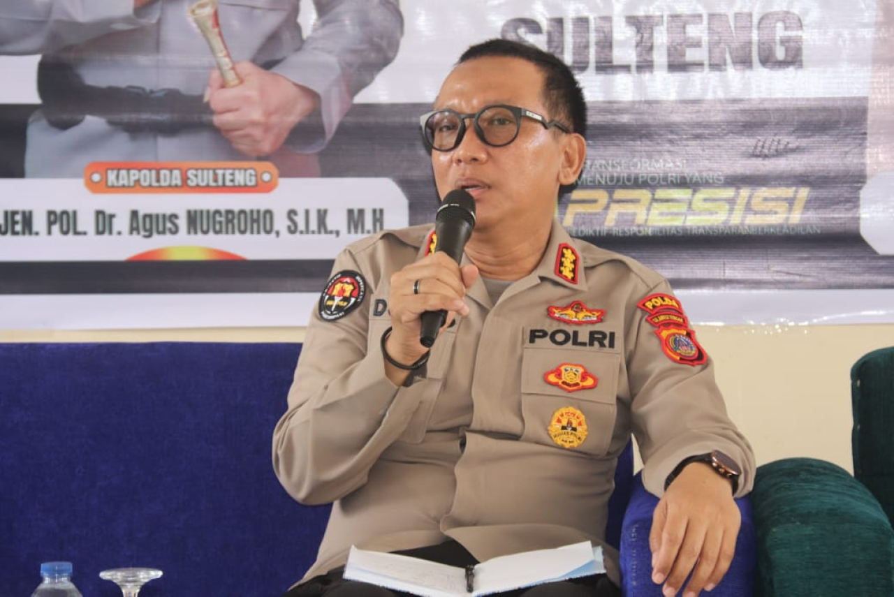Kabid humas Polda Sulteng, Kombes Pol Joko Wienartono saat memberikan keterangan pers terkait giat baksos menyambut hari Bhayangkara ke 79 (foto : bidhumaspoldasulteng/asri_beritaformat.com)