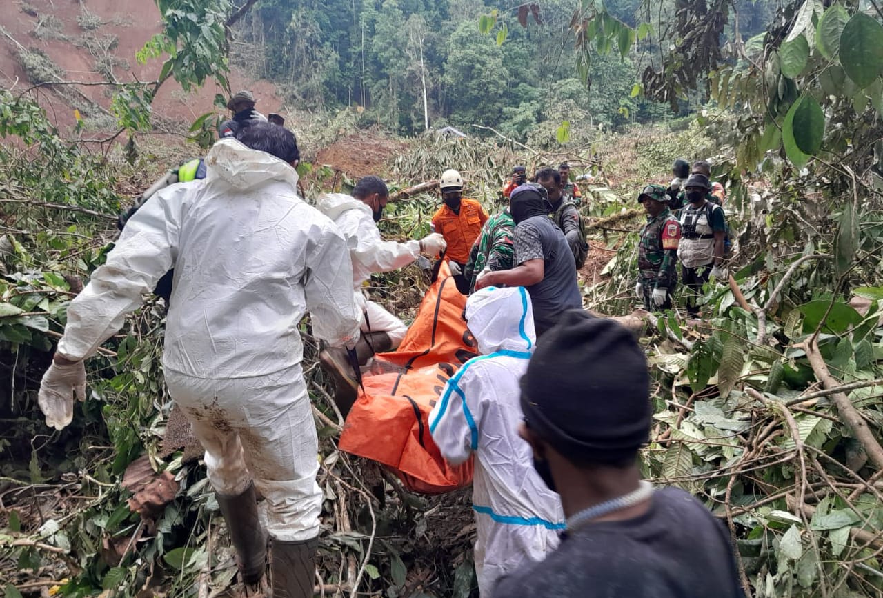 Proses evakuasi korban longsor di Kabupaten Parigi moutong yang menelan korban jiwa 7 orang (foto : asri_beritaformat.com)
