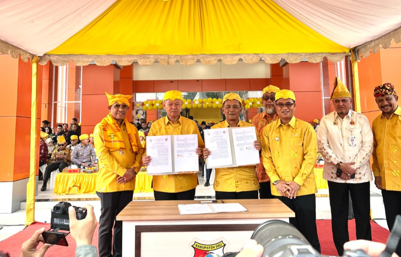 Gubernur Sulawesi Tengah, Anwar Hafid (paling kiri) dampingi Bupati Sigi, Moh. Rizal Intjenae dan Kejari Sigi M. Aria Rosid saat penandatanganan MoU (foto : agus_beritaformat.com)