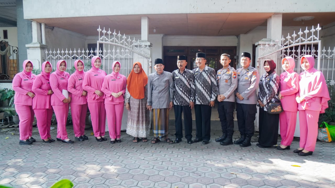 Wakapolres Jombang bersama Anggota Bhayangkari kunjungi salah satu rumah pensiunan (foto : penmasresjombang/sulistyowati_beritaformat.com)