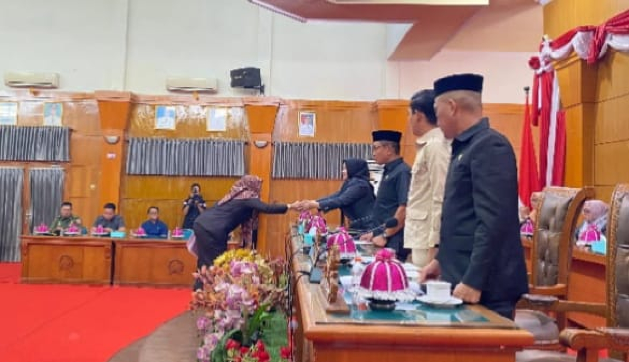 Wakil Bupati Sidrap, Nurkanaah saat menyalami seluruh anggota DPRD Kabupaten Sidrap usai pembahasan Ranperda (foto : arif_beritaformat.com)