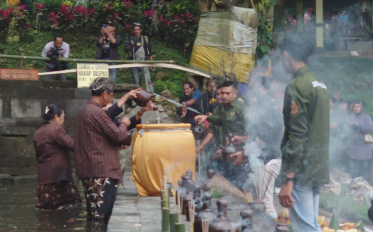 Prosesi penyatuan 4 sumber mata air suci dari Gunung Penanggungan (foto : clara_beritaformat.com)