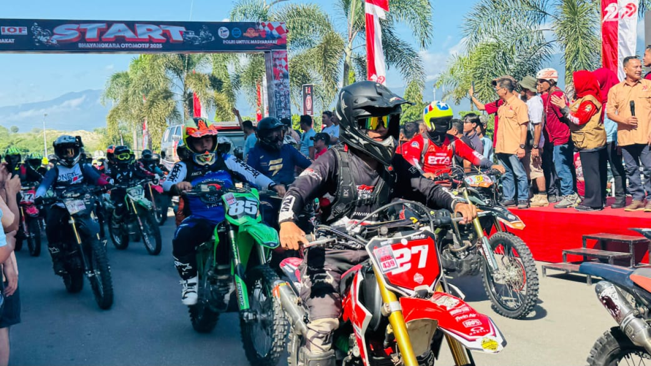 Para peserta Bhayangkara Otomotif 2025 usai diberangkatkan dari Mako Polda Sulteng (foto : asri_beritaformat.com)